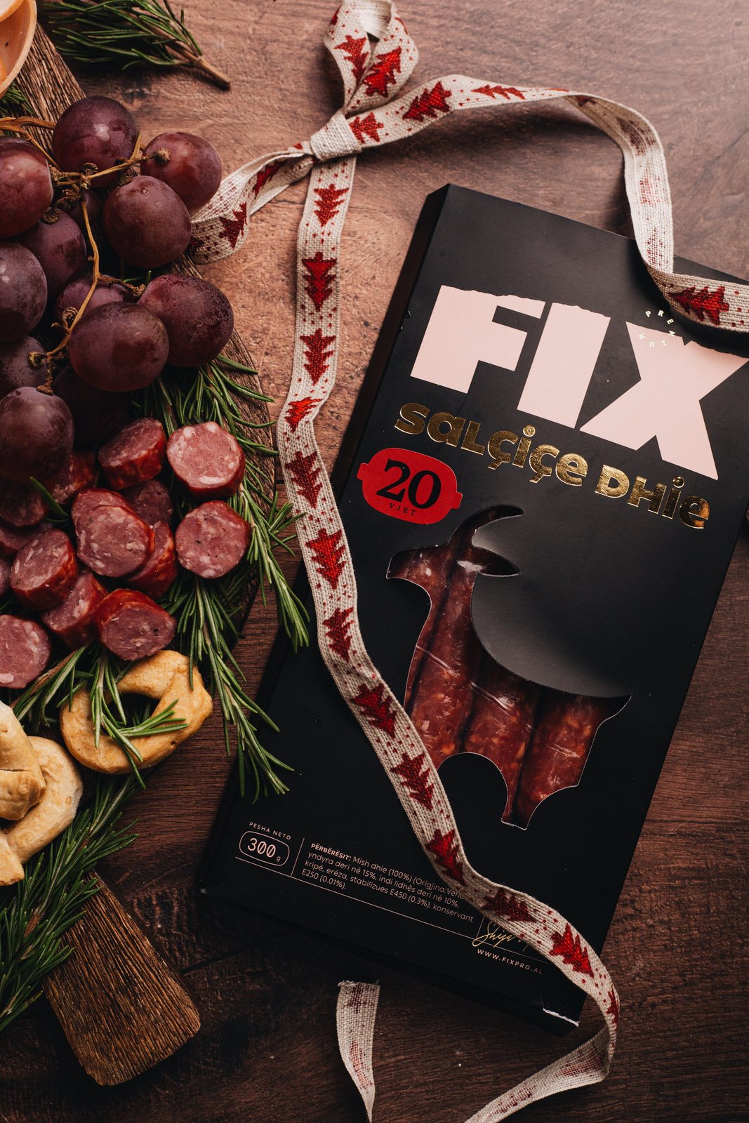 FIX goat sausage gift box with grapes and festive ribbon