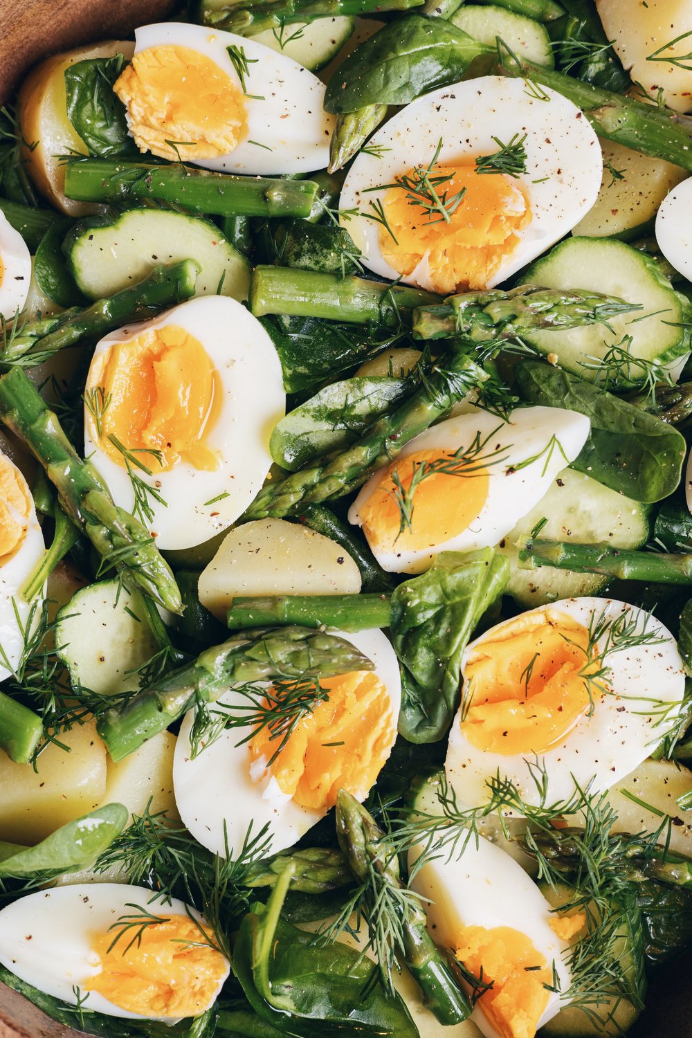 Boiled eggs with asparagus, potatoes and dill