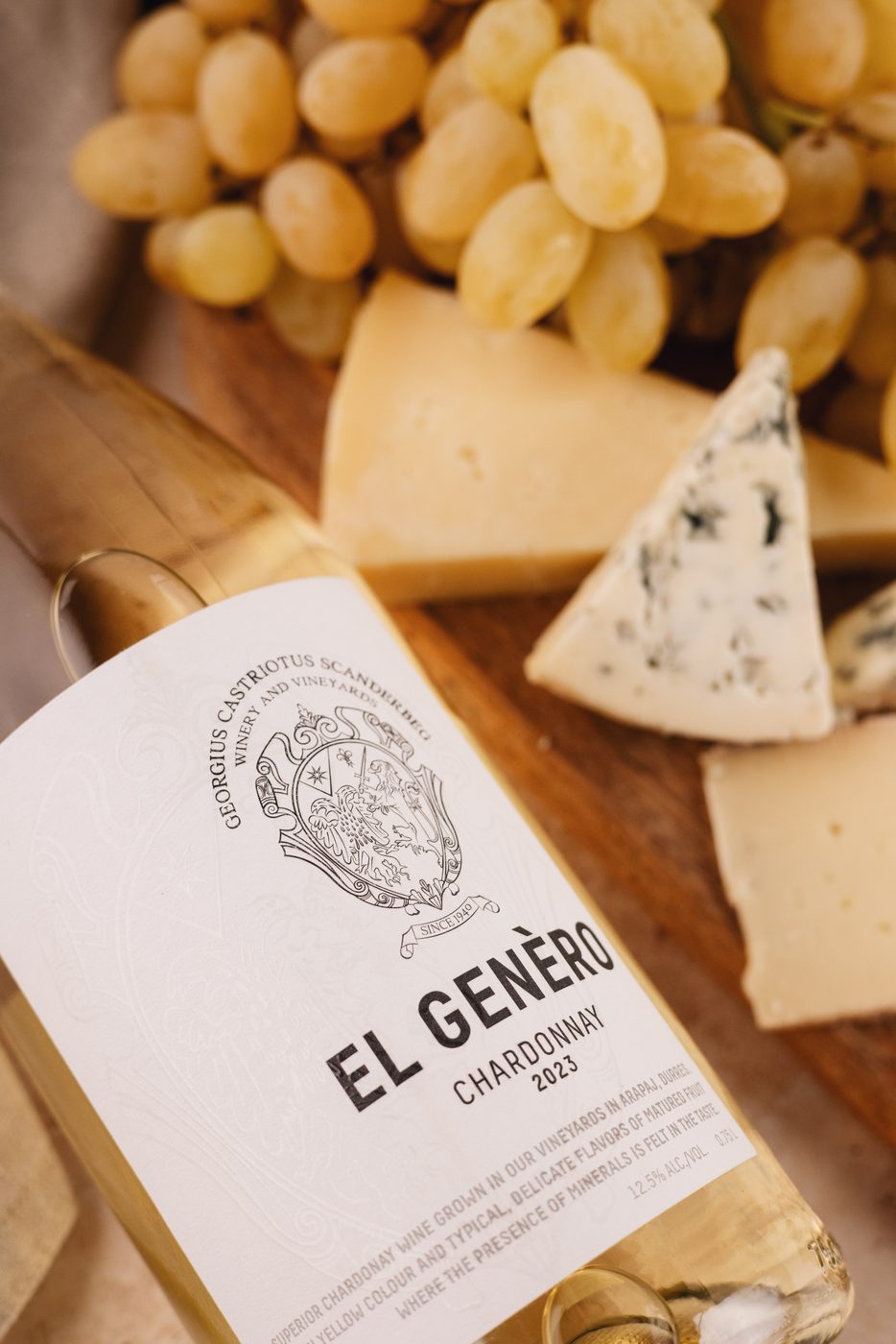 El Genèro Chardonnay label close-up with cheese
