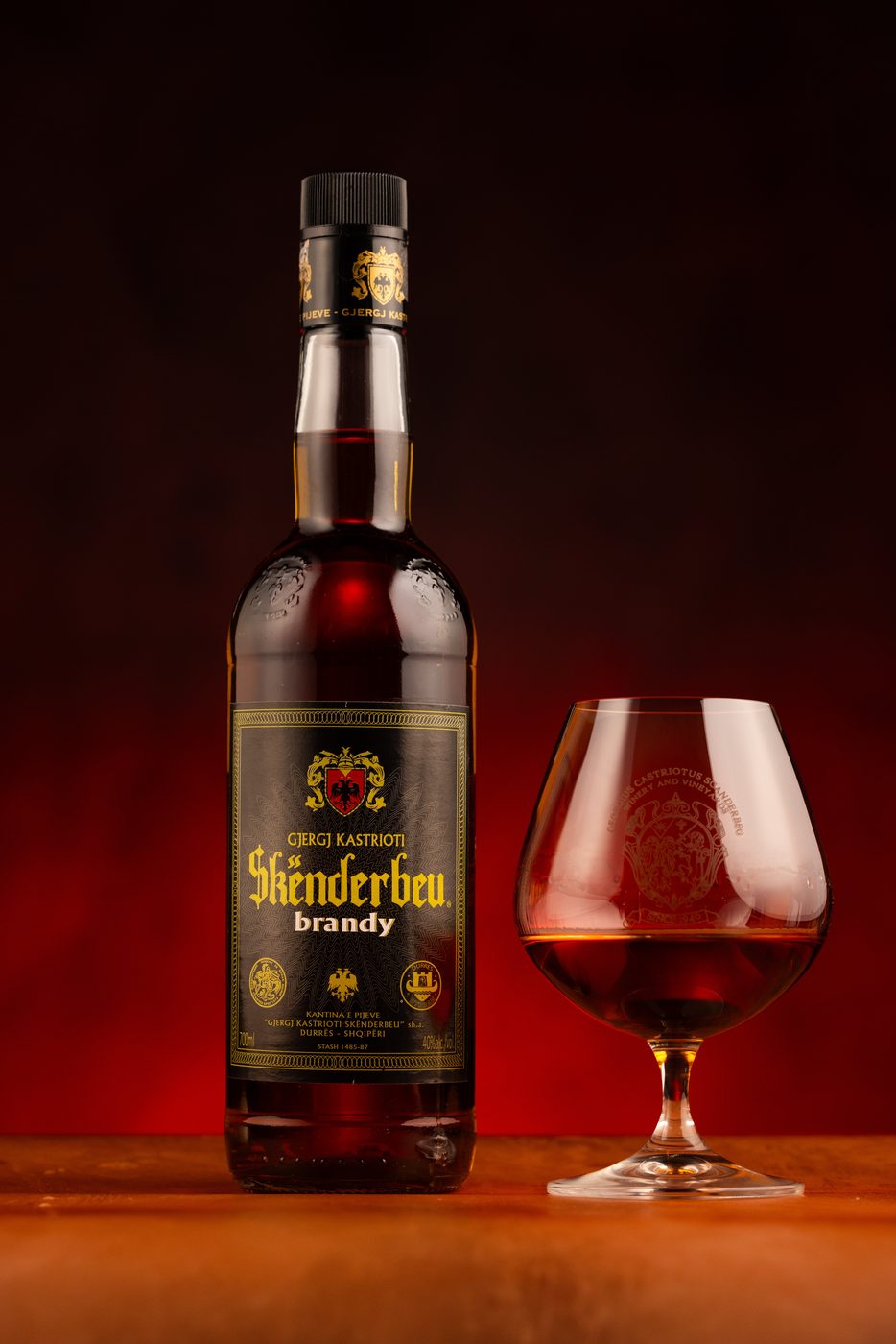 Skënderbeu brandy with a snifter on red