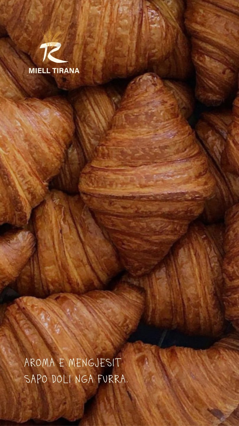 Golden croissants: the morning aroma fresh from the oven