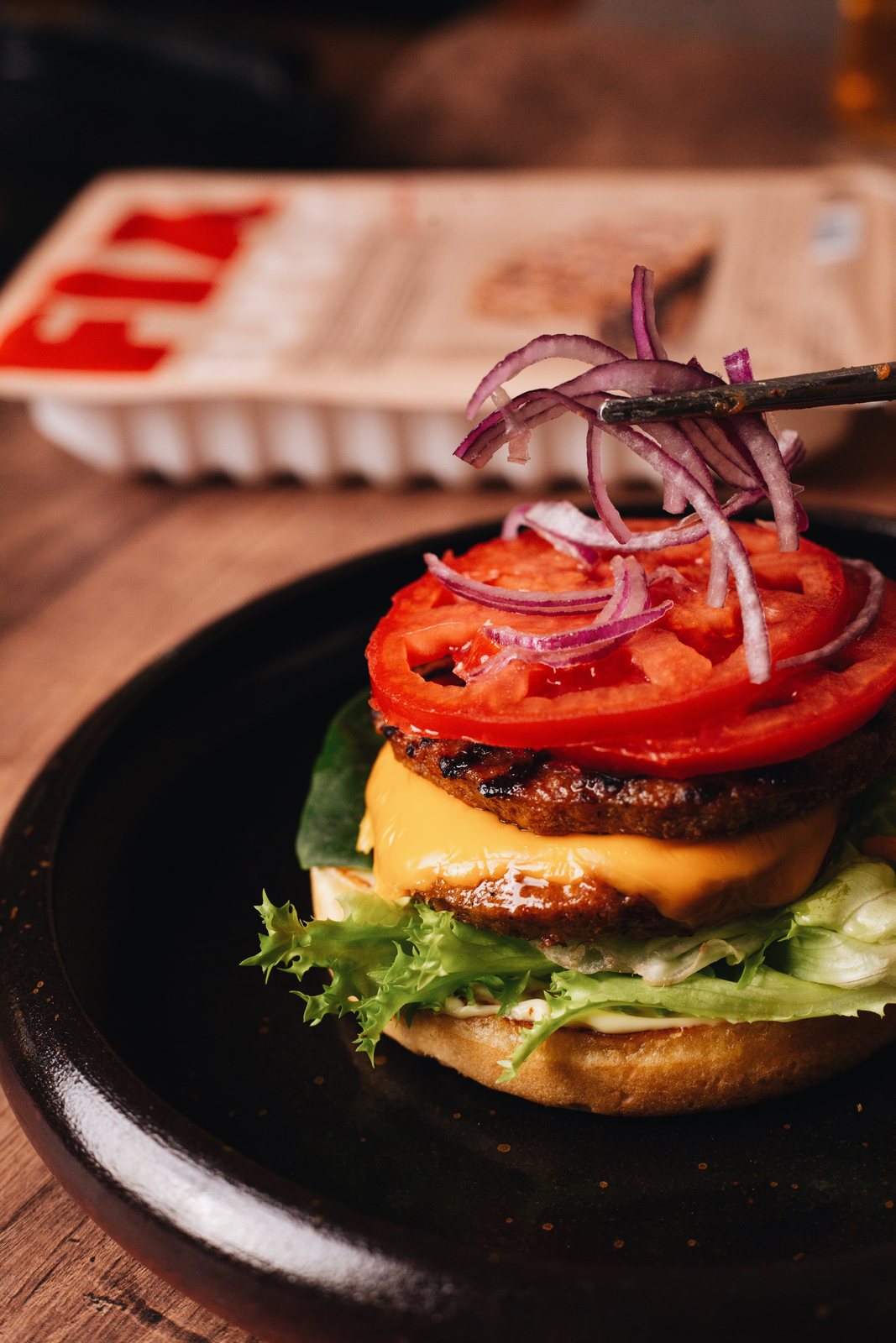 Cheeseburger with FIX patty, tomato and red onion