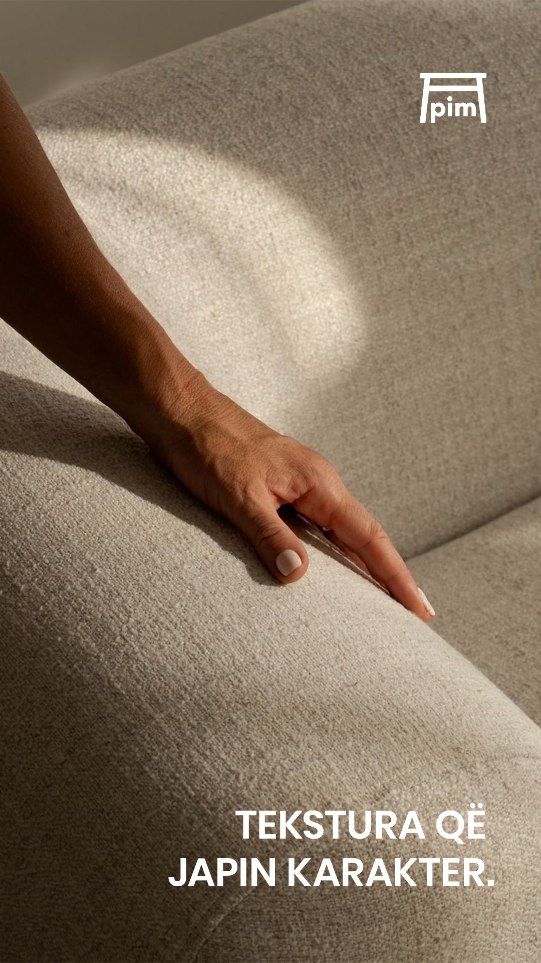 PIM story: textures that give character, a hand on a linen sofa